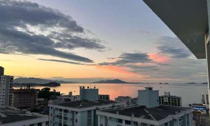 Locação | Mobiliado, 69 m², Andar alto, sacada com churrasqueira e vista Mar - Barreiros, em São José.