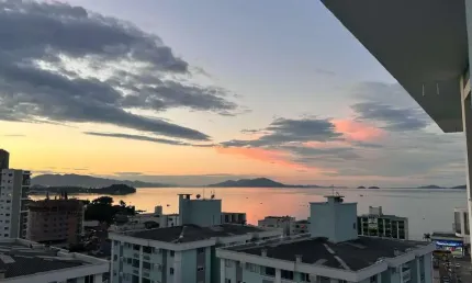 Locação | Mobiliado, 69 m², Andar alto, sacada com churrasqueira e vista Mar - Barreiros, em São José.