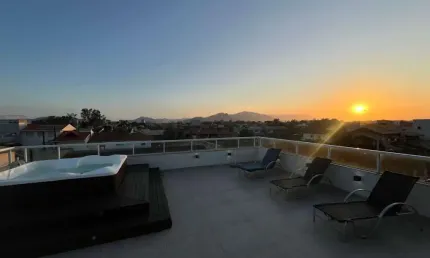 À venda | Mobiliado, 275 m², Terraço com Vista Mar, 2 quartos e 2 vagas de garagem - Praia do Campeche, em Florianópolis.