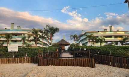 À venda | 382 m², terraço privativo com hidromassagem, 4 quartos e 3 vagas – Condomínio clube pé na areia na Cachoeira do Bom Jesus