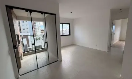 À venda | 77 m², Sacada com churrasqueira, 2 quartos, hobby box e 1 vaga de garagem - Estreito, Florianópolis.