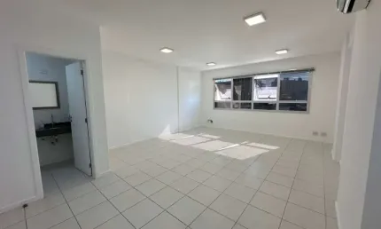 À venda | Sala Comercial com 38 m² e 1 vaga de garagem - Estreito, em Florianópolis.