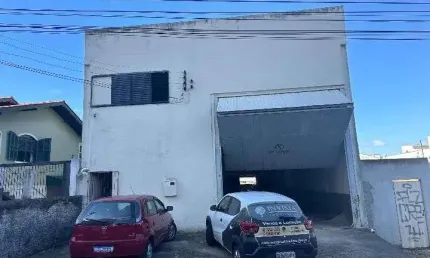 Locação | Galpão com 300 m², 2 salas e 3 vagas de garagem - Barreiros, em São José.
