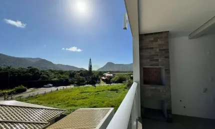 À venda | 53 m², sacada com churrasqueira, 2 quartos e 1 vaga de garagem - Praia dos Açores, em Florianópolis.