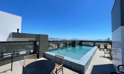 À venda | 111 m², mobiliado, sacada com churrasqueira, 3 quartos e 2 vagas - estreito, em florianópolis.