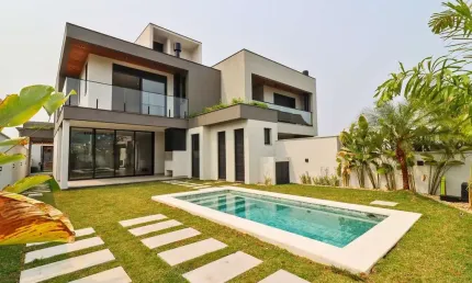 À venda | 237 m², 3 suítes, piscina privativa, churrasqueira, 3 vagas - Próximo à Marina Phillipi e Porto da Costa, na Lagoa da Conceição.