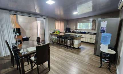 À venda | 100 m², Condomínio fechado, churrasqueira, 3 quartos e 3 vagas de garagem - Palhoça/SC.