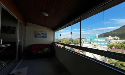 À venda | 96 m², 3 quartos, sacada com churrasqueira e 2 vagas de garagem - Praia do Santinho, em Florianópolis.
