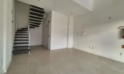 À venda | Loja de 54 m² com 1 vaga de garagem - Pantanal, em Florianópolis.
