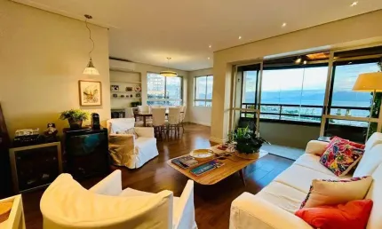À venda | 142 m², vista mar, mobiliado, 3 quartos e 2 vagas – Próximo ao Top Market e ao Parque da Luz, no Centro de Florianópolis.