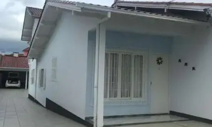 À venda | 130 m², 3 quartos, Vista Mar e 4 vagas de garagem - Barreiros, São José.