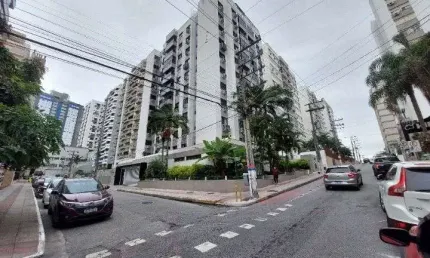 Locação | 82,97 m², Semi Mobiliado, 3 quartos e 1 vaga de garagem - Centro, próximo ao Colégio Catarinense.