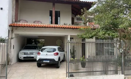À venda | 213 m², 4 quartos, edícula e 4 vagas - Balneário do Estreito.