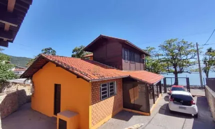À venda | 200 m², frente mar, 2 pavimentos, 2 quartos e 3 vagas - santo antônio de lisboa, florianópolis.