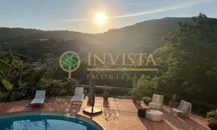 À venda | 909 m², 4 suítes, piscina privativa, área gourmet com churrasqueira e 5 vagas - córrego grande, florianópolis.