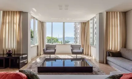 À venda | 192 m², sacada fechada com vista mar, 3 quartos, mobiliado e 2 vagas - próximo ao colégio catarinense, centro de florianópolis.