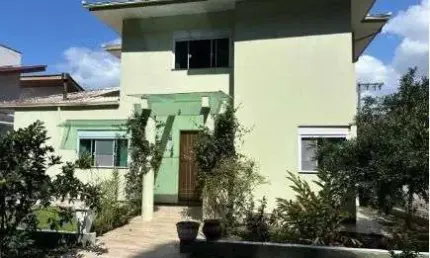 À venda | 315 m², condomínio fechado, 3 quartos e 4 vagas - trindade, florianópolis.