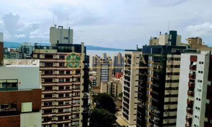 Semi mobiliado, 3 quartos sendo 1 suíte, 1 vaga de garagem - Á venda no Centro de Florianópolis