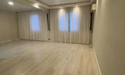 Vista Parcial Mar, Semi mobiliado, 2 quartos, 1 vaga de garagem - Para locação no Centro de Florianópolis