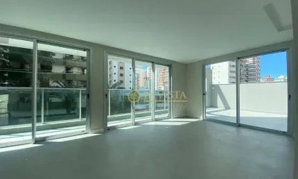 Novo com terraço privativo, 3 quartos e 2 vagas à venda no Centro de Florianópolis.