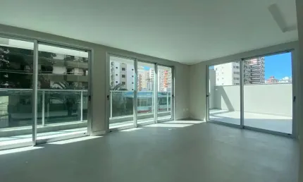 Novo com terraço privativo, 3 quartos e 2 vagas à venda no centro de florianópolis.