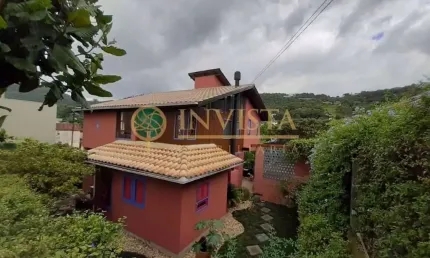 À venda | 170m², 4 quartos, vista para as montanhas, varanda e 3 vagas de garagem - Lagoa da Conceição, em Florianópolis.