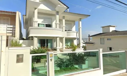 Alto Padrão no bairro Itaguaçu! Piscina, hidromassagem, 4 quartos, vista Mar, 505m² e 7 vagas de garagem.
