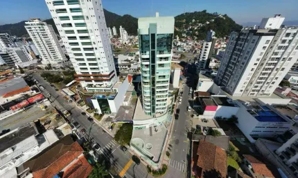 Oportunidade única em luxuoso condomínio residencial