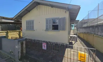 Casa aconchegante com 2 quartos, ótima localização e comércios próximos. Ideal para quem busca praticidade.