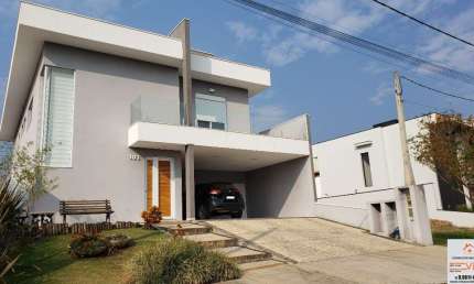 Residência Espaçosa e Confortável no Condomínio Central Park - Casa dos Sonhos com Energia Solar