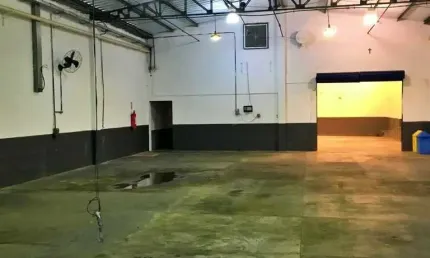 Com um terreno amplo de 562 m² e uma área construída de 422,80 m², esta propriedade é o espaço perfeito para expandir seus negócios