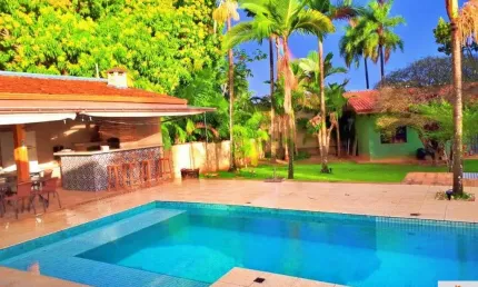 Linda casa colonial com 3 Suítes ,Piscina, Spa Jaccuzzi, Área de Churrasco com conjunto de churrasqueira, forno e fogão a lenha. Edícula de 50 metros