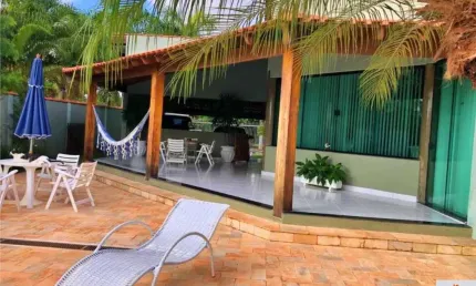 Linda casa em Condomínio com muito verde e segurança, a casa tem uma área de construção de 363 metros, equipada com 4 Dormitórios, sendo 1 suíte,