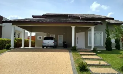 Localizada em um lindo terreno de esquina, próximo da área de lazer em um dos condomínios mais completos com ampla área de lazer, piscina, sauna,