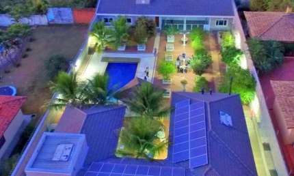 Esta magnifica casa possui quatro dormitórios todos com ar condicionado e piso laminado , casa auto sustentável em energia e agua ,
