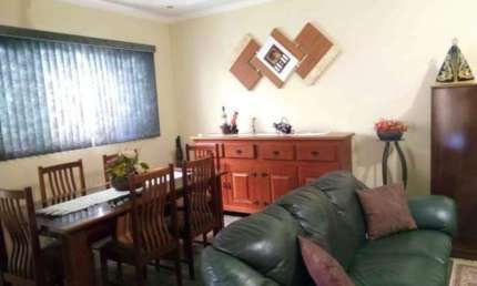 Casa com  quatro dormitórios, sendo uma suíte com armário planejados com banheira e ar condicionado, excelente localização na cidade de itu .