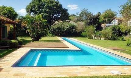 Linda casa em condomínio Fechado, totalmente térrea .