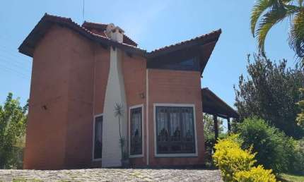 Linda casa , local privilegiado dentro do condômino santo antônio