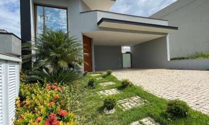Casa em condomínio Garden Villepara locação no São José em Itu-SP: 3 quartos, 1 suíte, 2 salas, 2 vagas - 197m² - Piscina, closet e ar condicionado.
