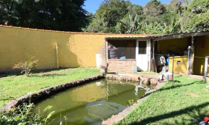 Casa térrea com 3 dormitórios, suite, lago com peixe.