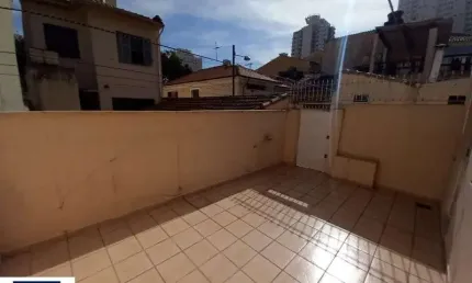 Alugue já este amplo sobrado de 3 quartos no bairro Santa Terezinha em SP!