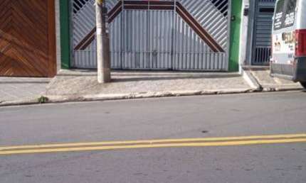 Sobrado no Jardim Silvina, rua tranquila e ótima localização.