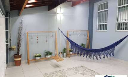 Sobrado parcialmente mobiliado no Bairro Santa Terezinha - Centro.