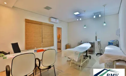 Imóvel comercial (clínica médica) em funcionamento no Centro.
