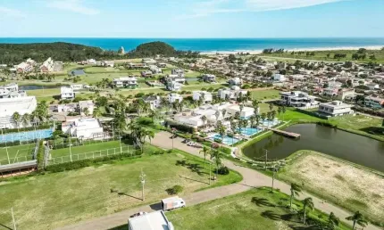 Amplo lote à venda com 900 m² no Condomínio Ilhas Park em Torres RS
