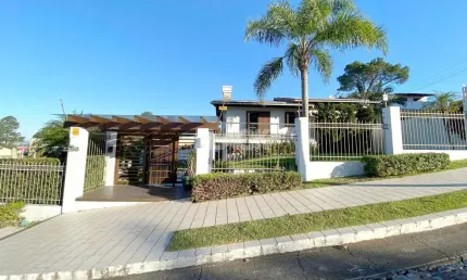 Mansão em torres com amplo pátio e gourmet com piscina
