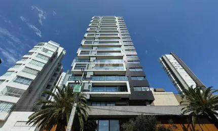 Apartamento com sacada aberta e com vista para praia em torres rs