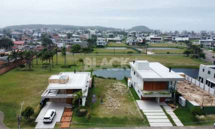 Terreno fundos lago no Condomínio Ilhas Park em Torres RS
