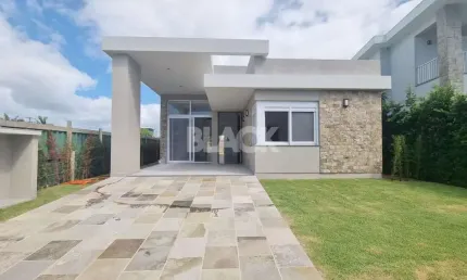 Casa térrea com 04 suítes no Condomínio Ilhas Park em Torres RS