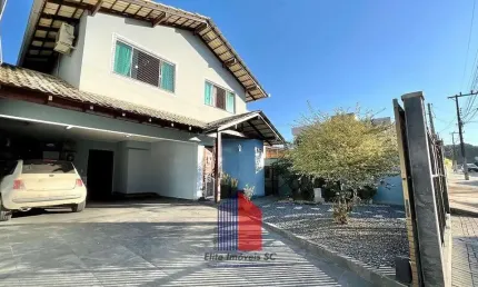 Casa com 3 quartos à venda na Rua Valdemiro Ender, 340, Petrópolis, Joinville